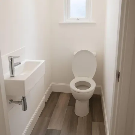 Spacious 4-bedroom Near Eastville Park -ideal For Contractors And Work Apartament