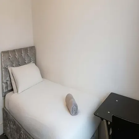 Spacious 4-bedroom Near Eastville Park -ideal For Contractors And Work 布里斯托