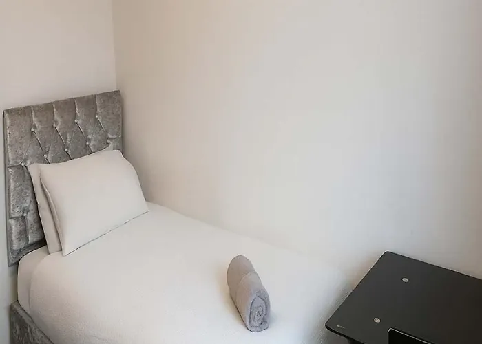 Spacious 4-bedroom Near Eastville Park -ideal For Contractors And Work 布里斯托