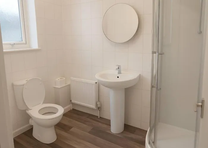 Spacious 4-bedroom Near Eastville Park -ideal For Contractors And Work 公寓 *